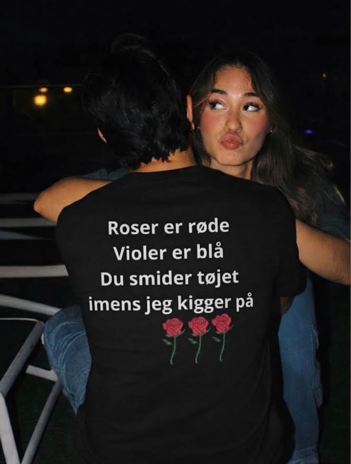 Roser er røde Tees