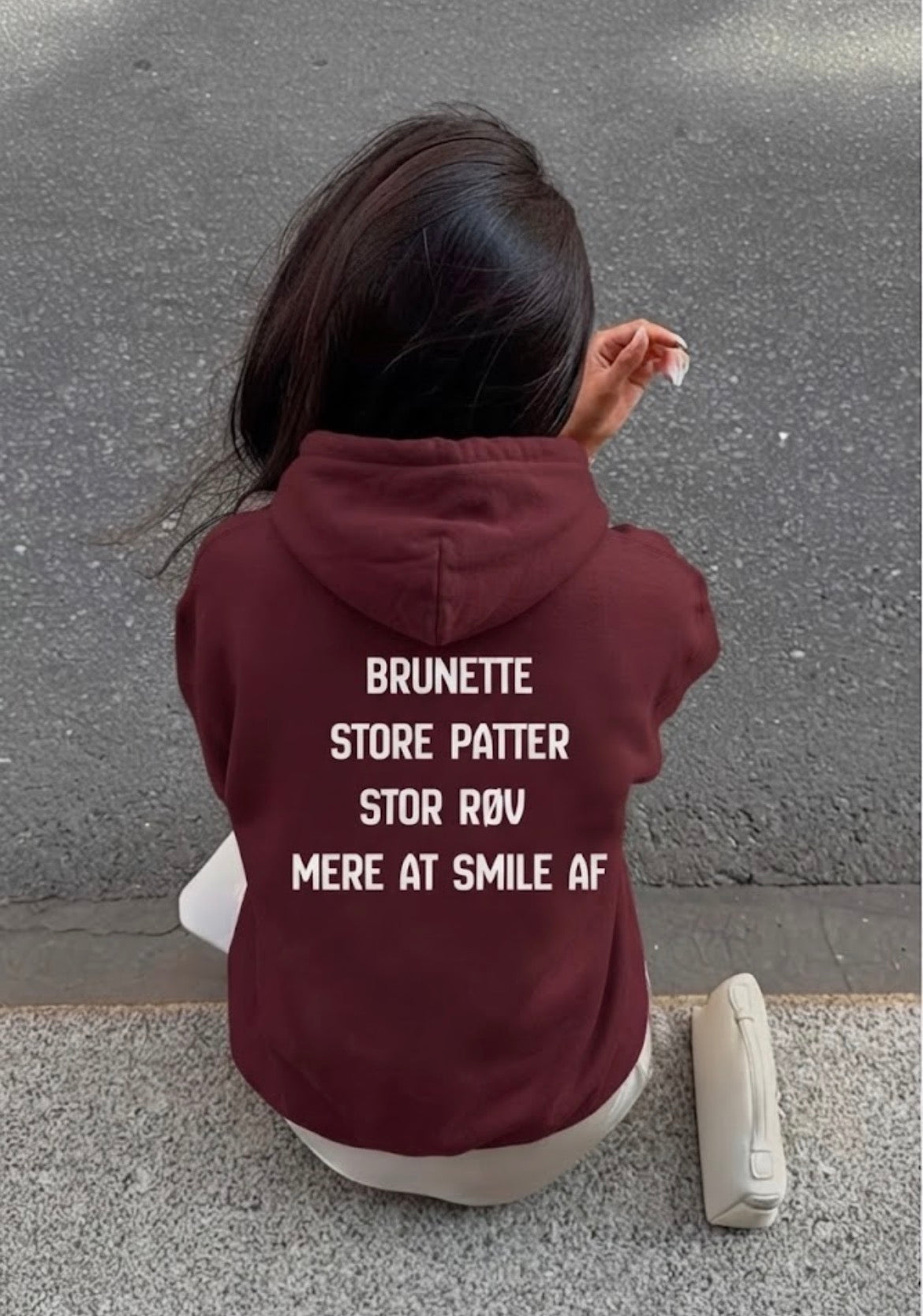 Brunette, store patter, stor røv – mere at smile af Hoodie