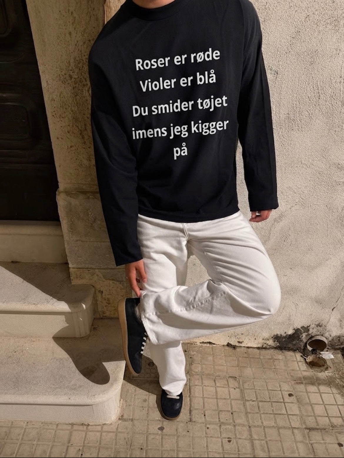 Roser er røde langærmet Tees