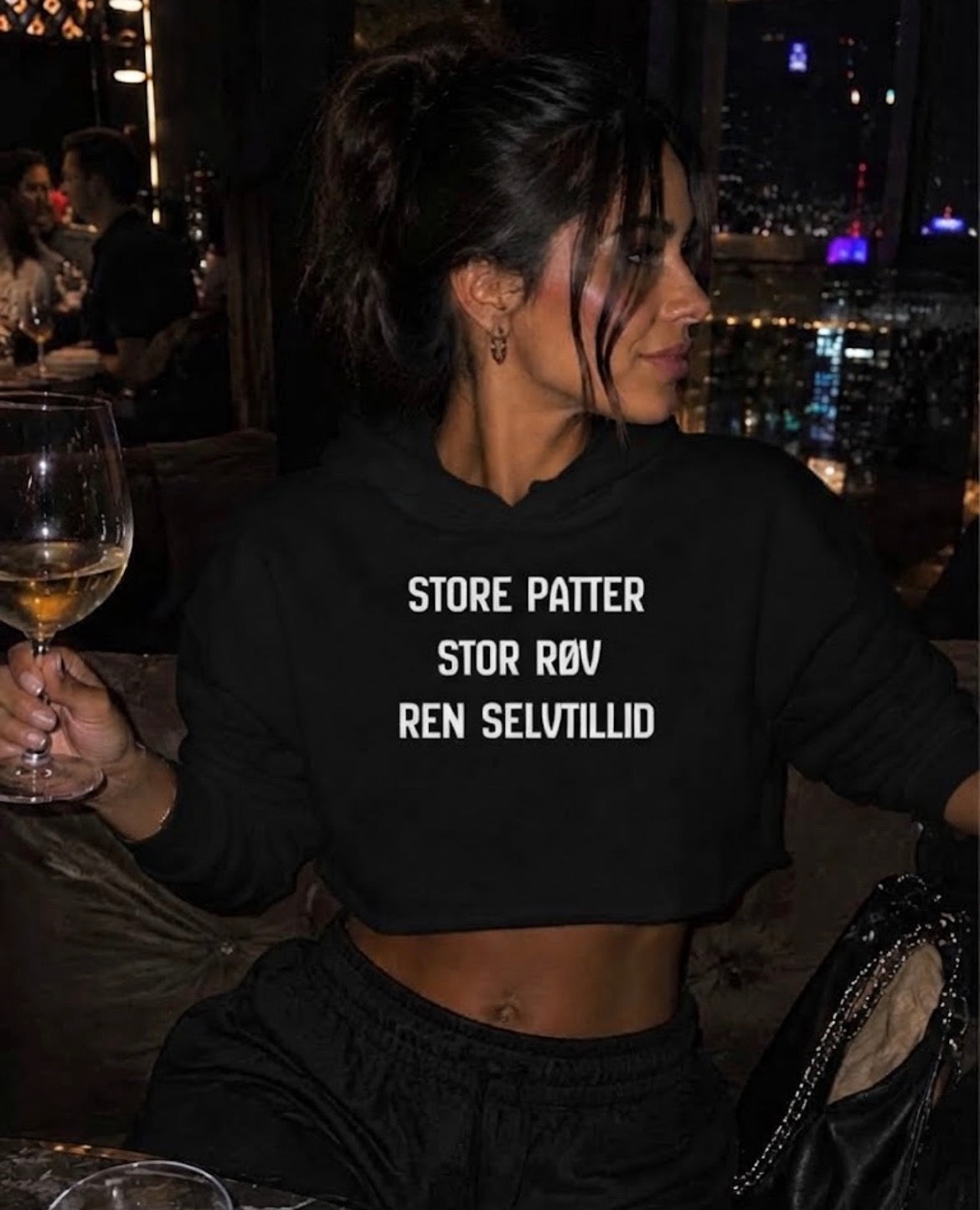 STORE PATTER STOR RØV REN SELVTILLID Crop Hoodie