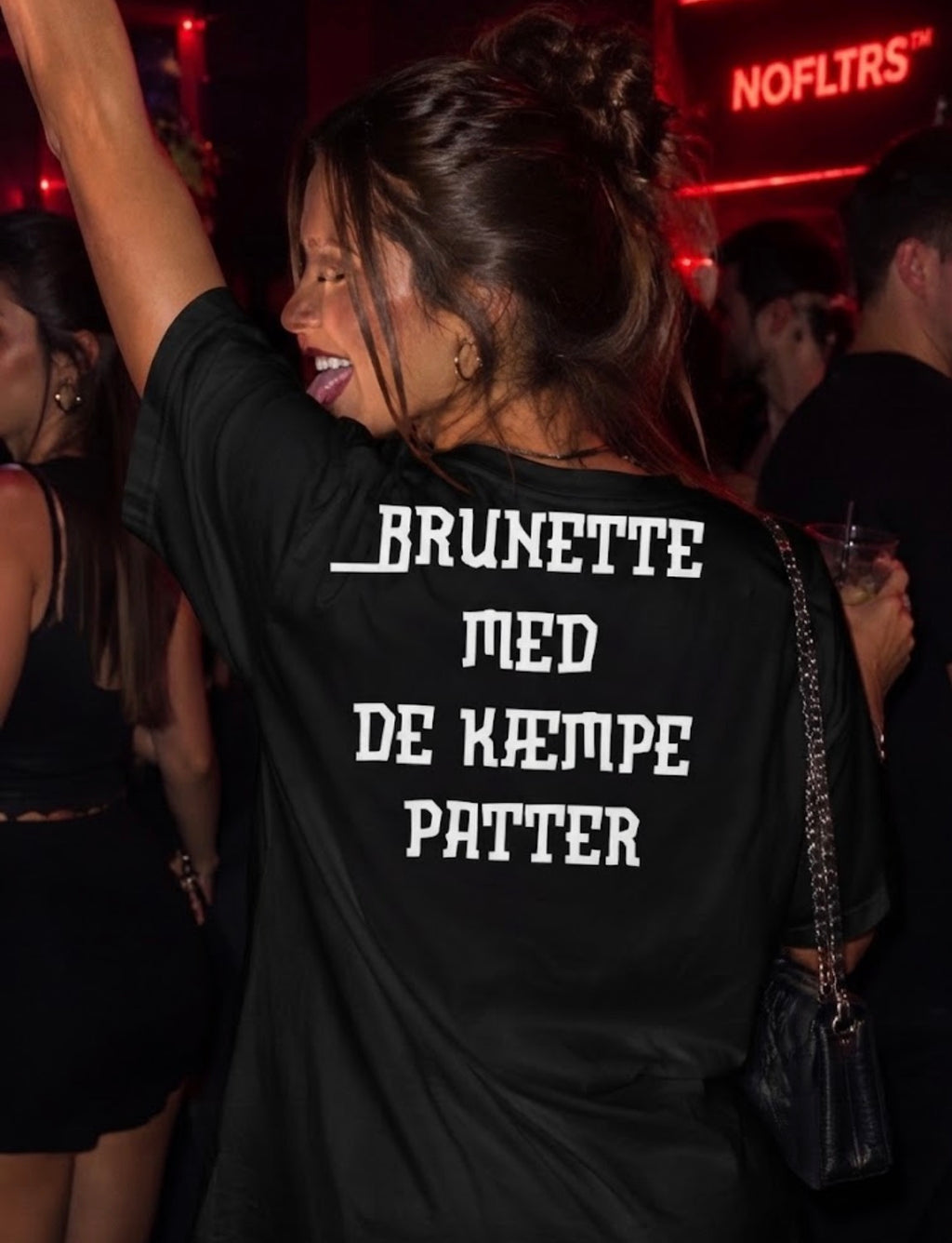 Brunette med de kæmpe patter tees