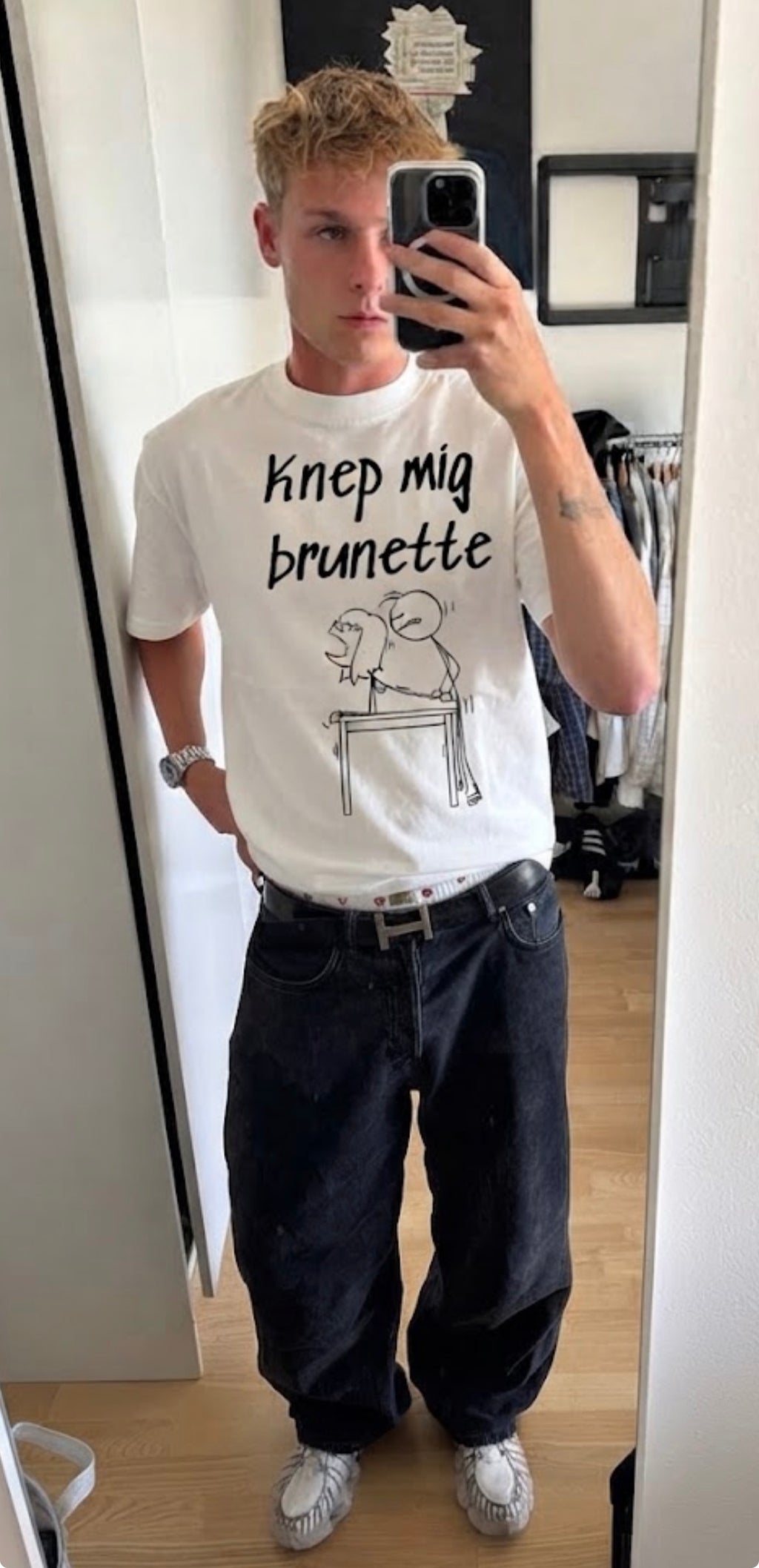 Knep mig brunette tee