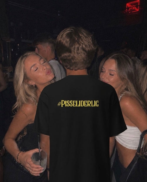 #PISSELIDERLIG TEES