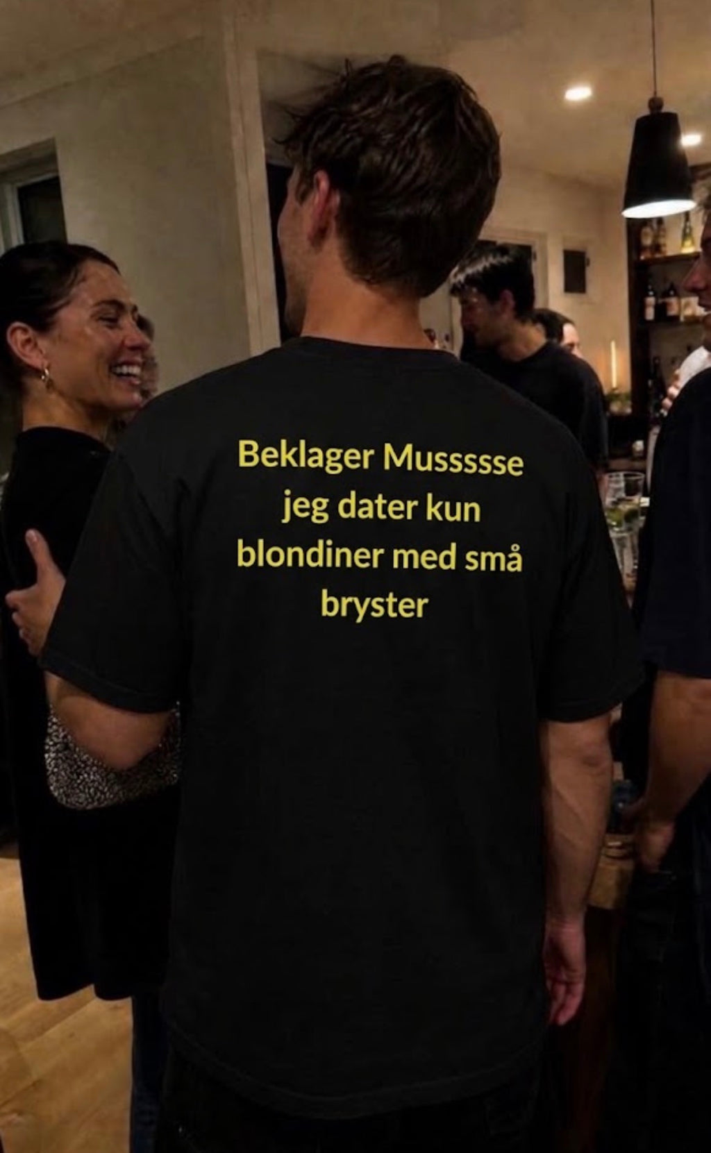 Beklager mussssse jeg dater kun blondiner med små bryster tees
