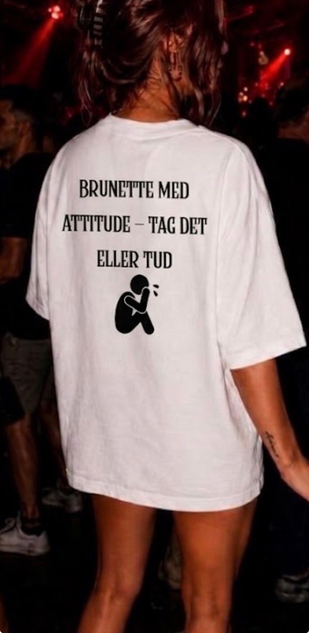 Brunette med attitude tag det eller tud Tees